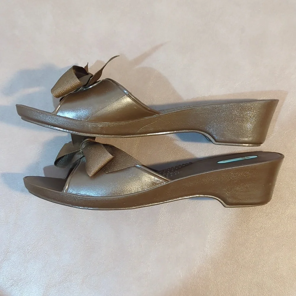 OKA b. Madison Slide Sandals Brown Mini Wedge With Bow Size S 5 - 6 NWOT